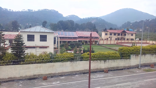 Lakes International School